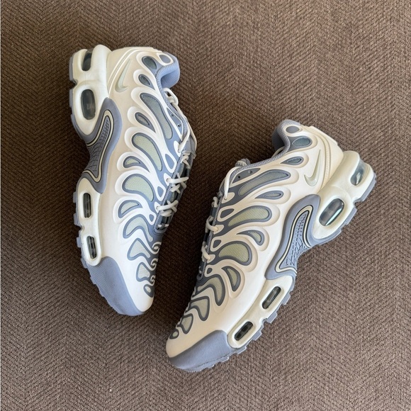 NIKE Women’s Air Max Plus Drift Sneaker FV4081-101 - Picture 4 of 9